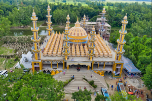 গম্বুজ সহ মসজিদের ছবি